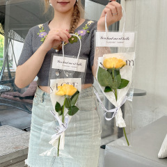 ネット赤教師の日の花は透明な袋を持ってバラの花束の包装材料を持っています。
