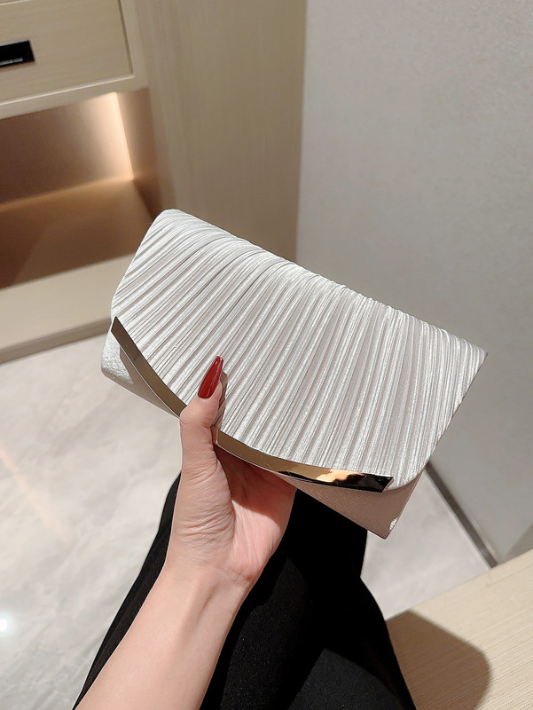 高級感のある宴会のドレスは欧米のハンドバッグを持っています。|undefined