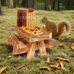 クリエイティブな屋外木製リスの餌箱、トウモロコシ粒、松の実、ナッツ、屋外用フードラック、木製工芸品の装飾品