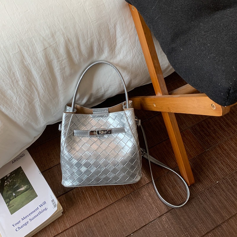 Bolsa de mochila nicho de diseño plateado bolsas de mano femeninas temperamento de viaje de un solo hombro cubo trenzado 2026 nuevo estilo coreano
