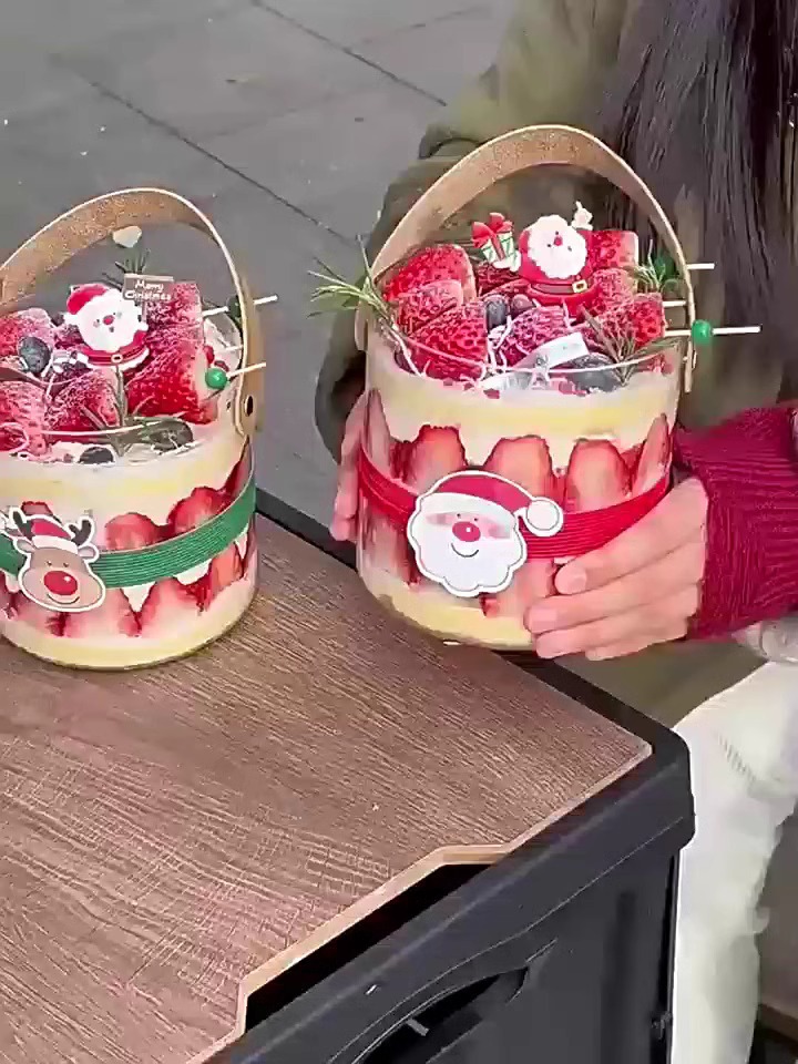 Hollywood Christmas Strawberry Cake Drum 5-inch/4-inch Cake Box Round Transparent Handheld Bucket Hug Bucket Cake Cup