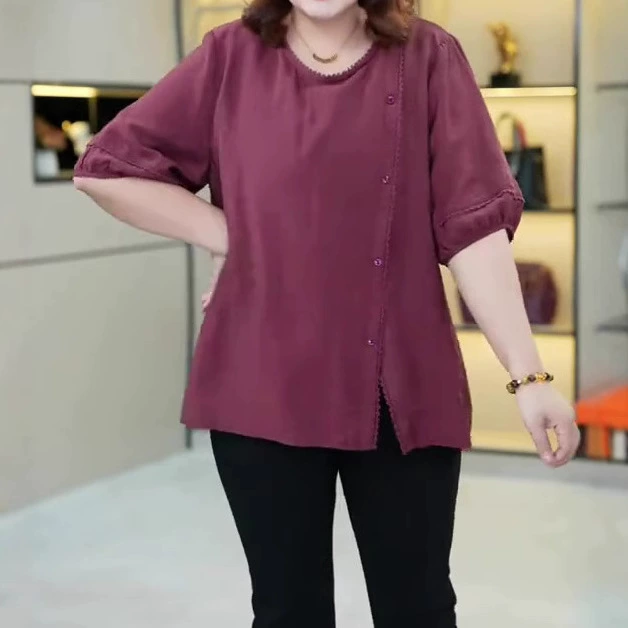 Лето 2025, новинка больших размеров, универсальная свободная футболка с кружевной отделкой 120kg для женщин среднего возраста.