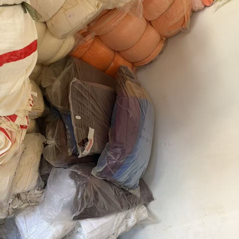 The manufacturer is selling off surplus and defective bath towels at a special price, selling them by the pound. These towels are absorbent, hygienic, and suitable for cleaning and general use