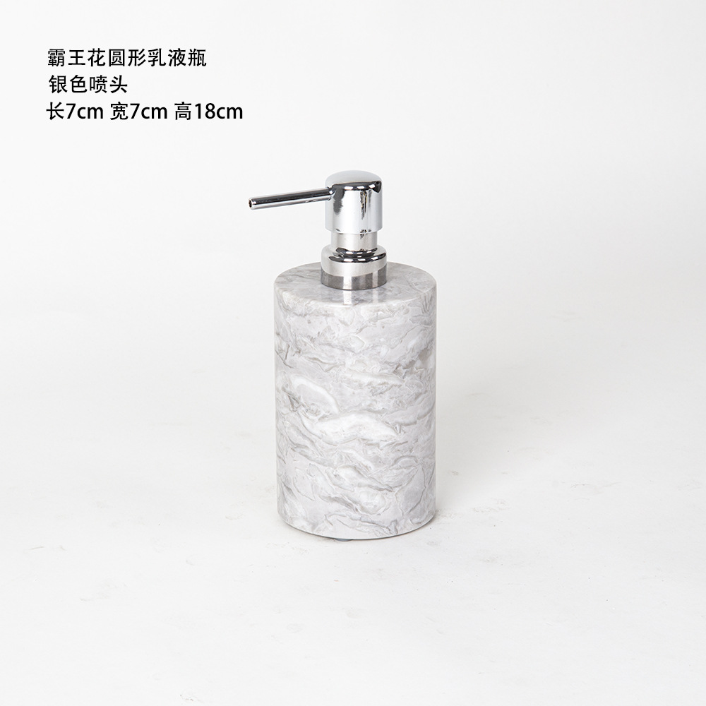 Baños de mármol nórdico de cuatro o cinco piezas, botellas de desinfectante para manos, lavabo, lavabo, bandeja de almacenamiento, baño