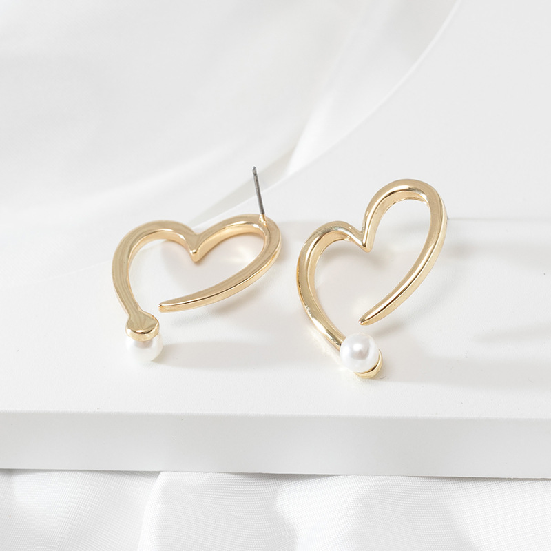 1 Pair Retro Heart Shape Imitation Pearl Alloy Women's Ear Studs display picture 2