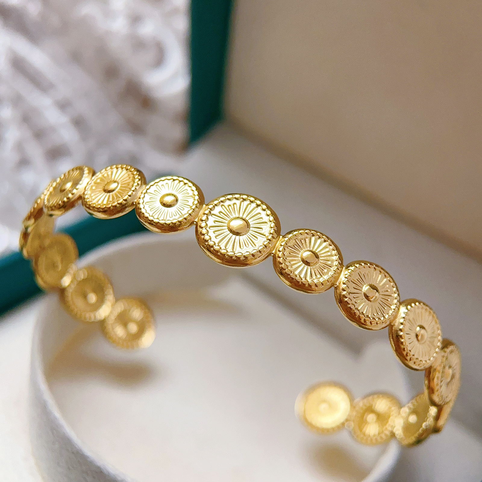 Brazalete de acero inoxidable transfronterizo de Europa y Estados Unidos, brazalete abierto de cara ancha, brazalete de inserción de alta calidad, acero de titanio, joyería de lujo ligero.