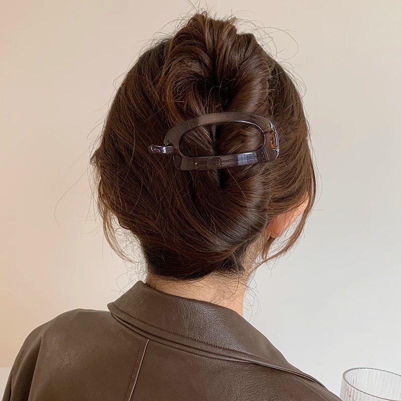Simple y versátil arco torcido clip para el cabello de la mujer en la parte posterior de la cabeza un clip para el cabello de tiburón en un clip de agarre de alta calidad