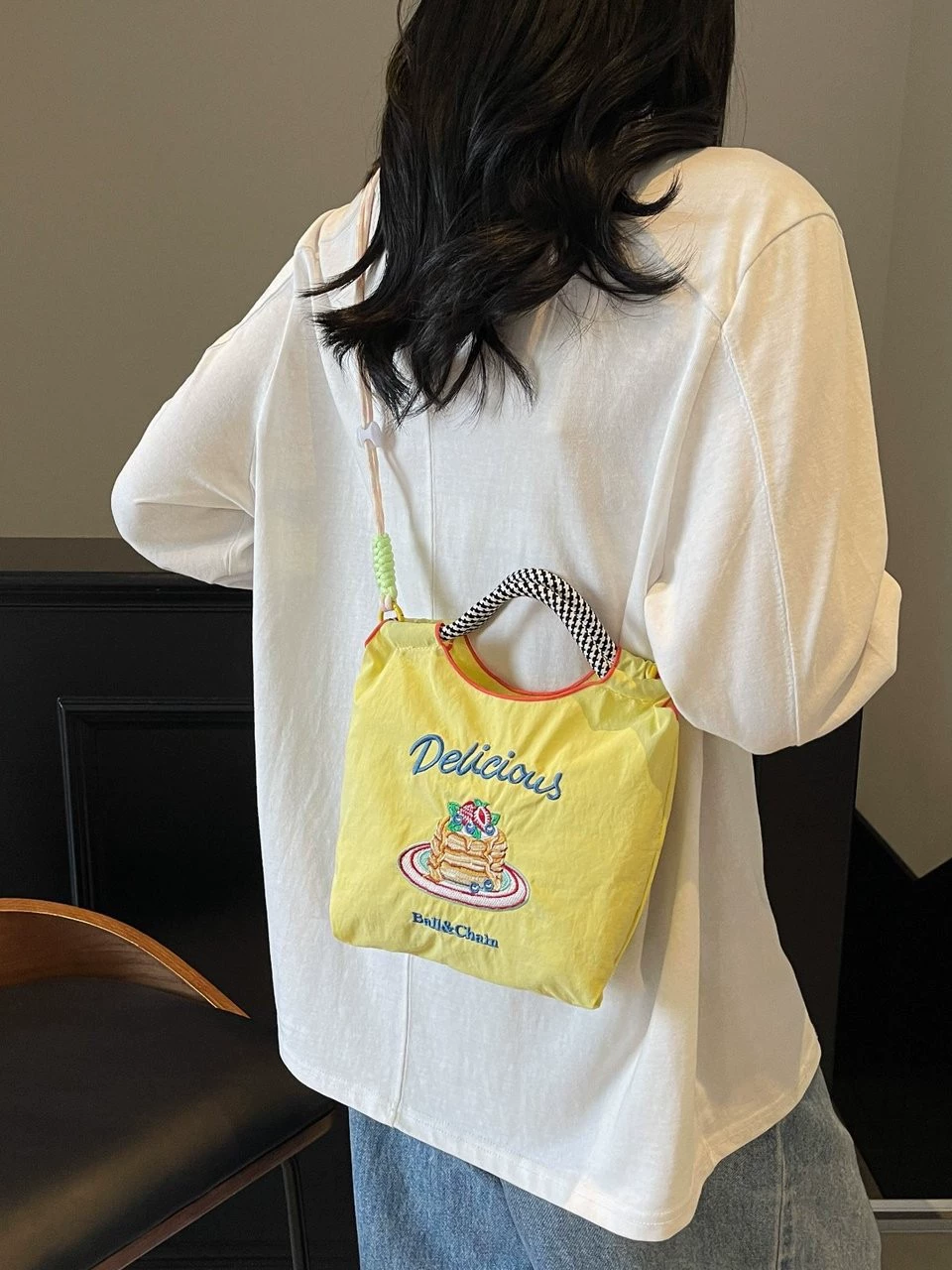 Japanese small handheld shoulder bag, with embroidery