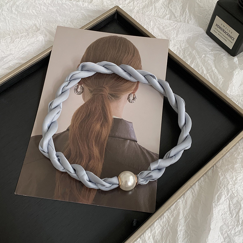 Pañuelo de seda con collar de perlas tortas Primavera y verano Nuevos productos Temperamento de moda Decoración multifuncional Pañuelo de seda con hebilla magnética para mujer