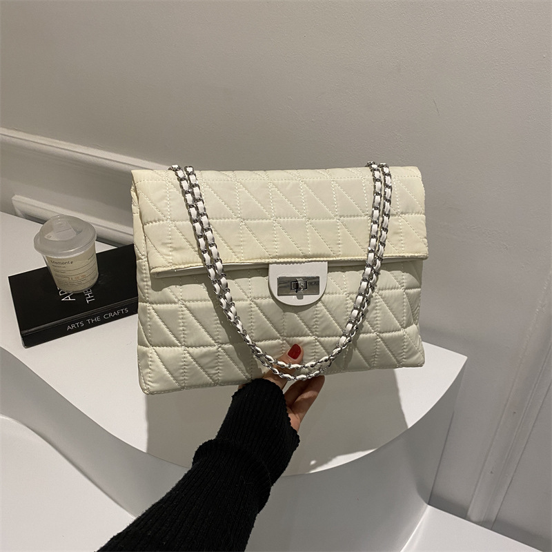 Commuting gran capacidad bordado bolso de diamante de invierno 2024 nuevo estilo textura mochila bolso de cadena de hombro ocio