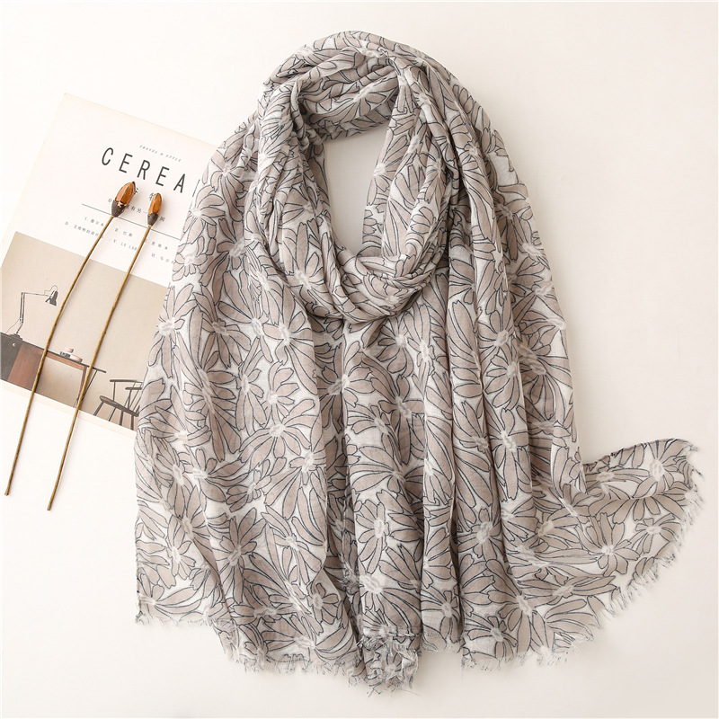 Vente En Gros Fil Gris Petites Fleurs Unie Crème Solaire Châle Foulard En Soie Nihaojewelry display picture 3