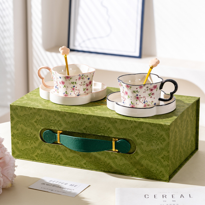 Retro flor de ciruela taza de café y plato conjunto de alta calidad exquisita taza de té de la tarde caja de regalo regalo de boda regalo de mano