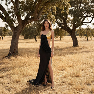 �W���B��ȹС���OӋ�ڽ�ײɫб��¶���Lȹ����朗l�b��_��Y��