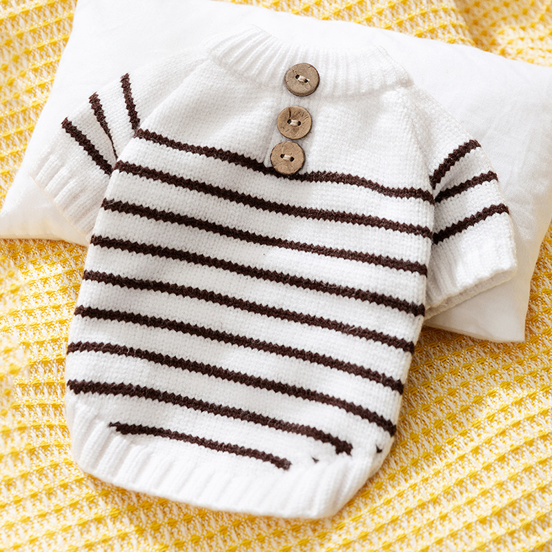 Otoño y invierno para perros coreanos suéter de botón a rayas simple felino cálido Teddy cálido camiseta de punto ropa de mascotas