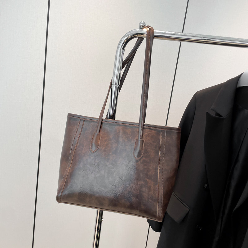 Retro alta sensación de bolso especial para mujeres 2025 nuevo otoño y invierno versátil de gran capacidad para estudiantes de clase bolsa de viaje de hombro