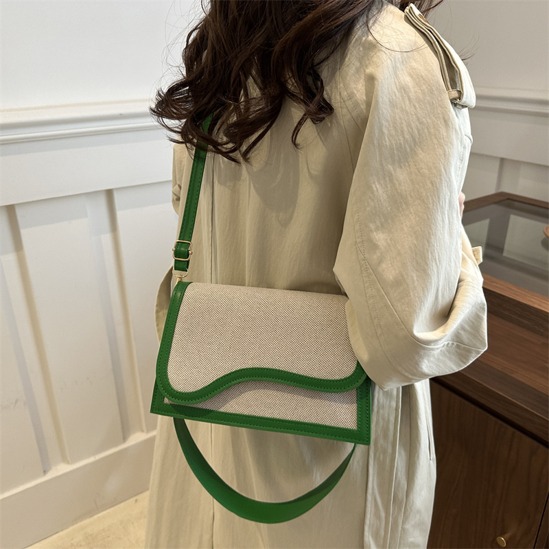 Bolsos populares de este año para mujer 2024 nuevo bolso de mensajero de un solo hombro con costuras de color en contraste de moda bolso cuadrado pequeño portátil