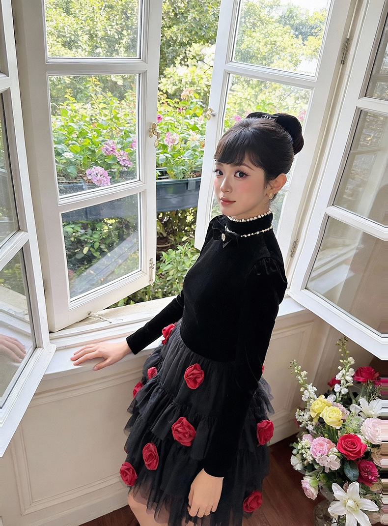 Đầm suông midi cổ tròn thắt eo ren hoa lưới xòe bồng — đen chi tiết 9