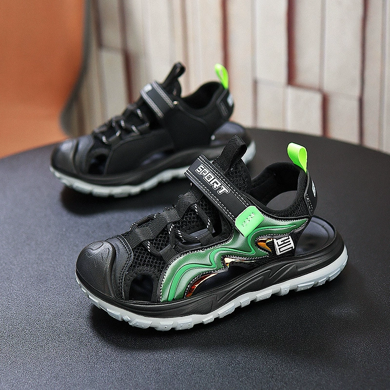 Мальчиковые закрытые сандалии 2025 лето новый стиль с липучкой, пляжная обувь для больших детей, спортивные нескользящие детские сандалии для мальчиков.