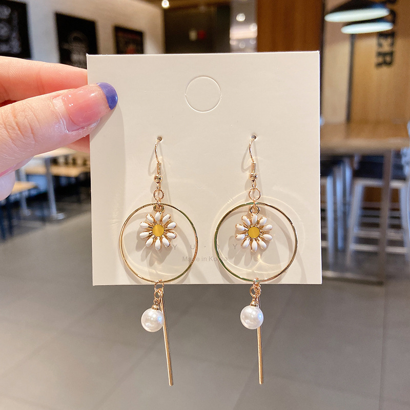 Luz de lujo de alto nivel nicho de diseño femenino sensación de aretes de bordilla temperamento perla asimetría joyería perla al por mayor