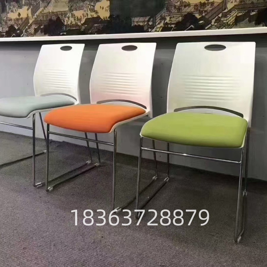 단단한 철제 의자