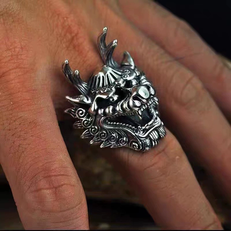 七尚 Men's retro design ring, on index finger