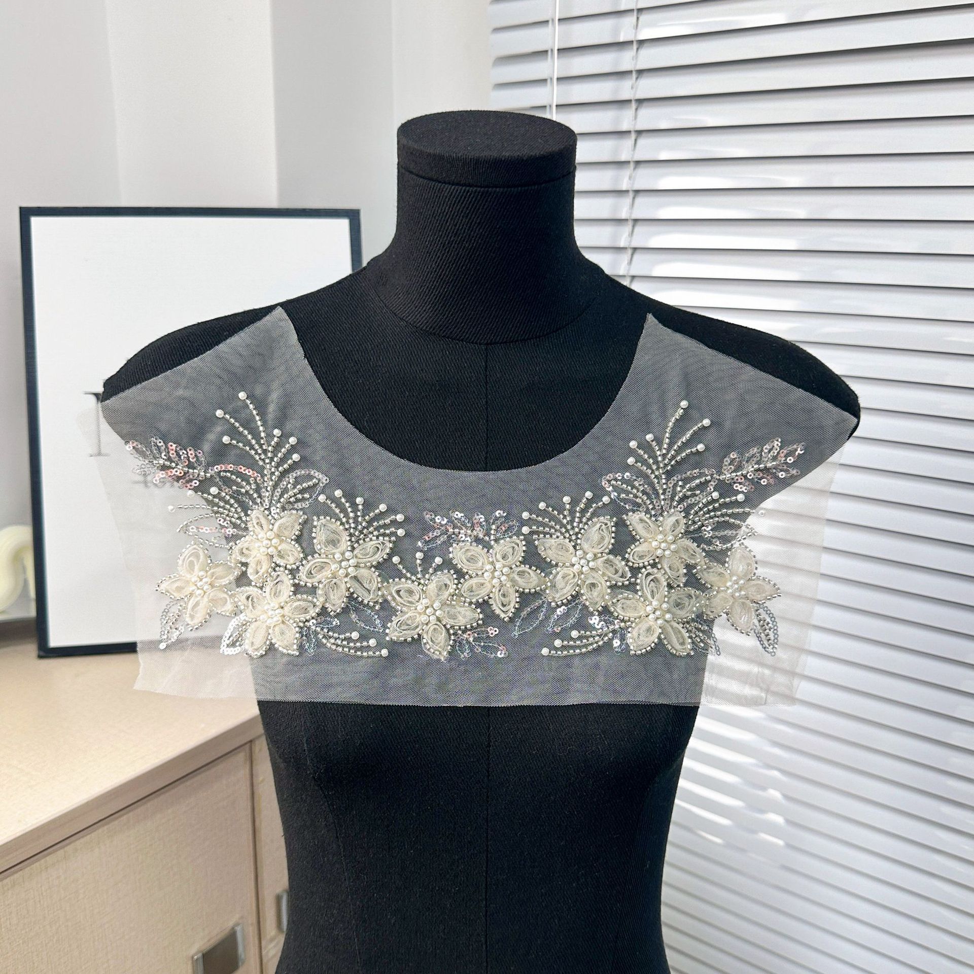 Malla de perlas bordado tridimensional bordado de encaje con cuentas apliques DIY accesorios Ropa Accesorios de boda fábrica en stock