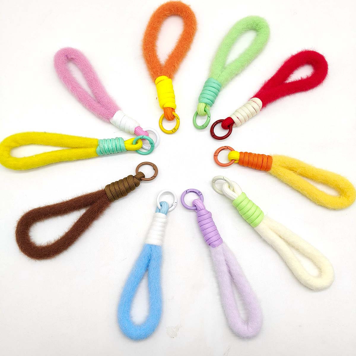 Pequeño color personalizado pelusa fresca al aire libre anti-perdida corta cuerda de teléfono móvil de visón llavero bolso colgante cuerda