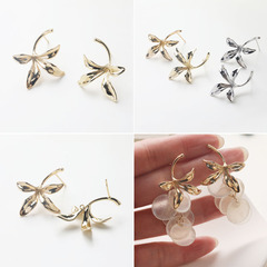 14kメッキの真金保色の清新な花のピアス