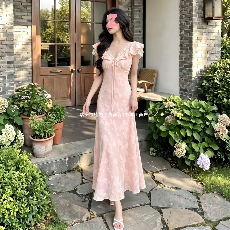 法式收腰显气质修身V领蕾丝拼接提花泡泡袖度假风连衣裙2026夏季