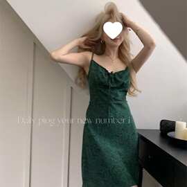 绿色无袖吊带碎花连衣裙子女夏季新款小个子茶歇法式梨形身材扎染