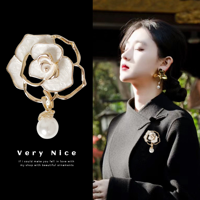 Camellia Flower Brooch Women's Light Luxury High-end Tassel Pearl Corsage Small Fragrant Style Elegant Suit Coat Pin Accessories