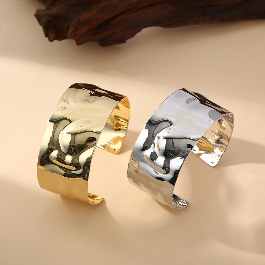 Pulsera de apertura de superficie ancha exagerada más vendida en Europa y América, cara plisada femenina, nueva joyería de lujo ligera de alta calidad original