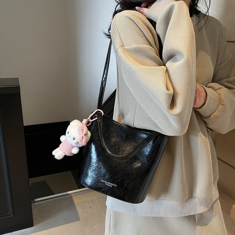 Bolso de cubo de viajero de gran capacidad simple de moda de moda para mujer 2025 nuevo bolso de mensajero de hombro casual de color sólido popular