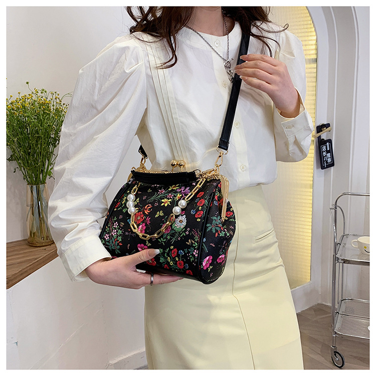 Women's Medium Pu Leather Flower Vintage Style Clasp Frame Crossbody Bag display picture 7