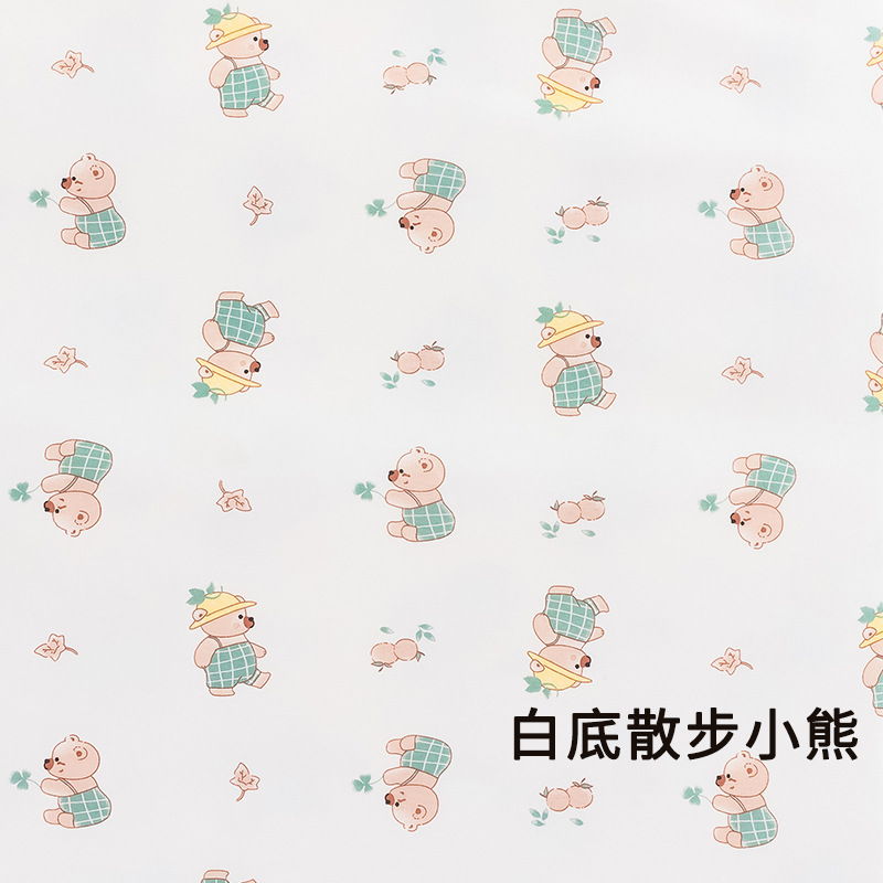흰색 배경에 걷는 곰 프린트 탈지면 천