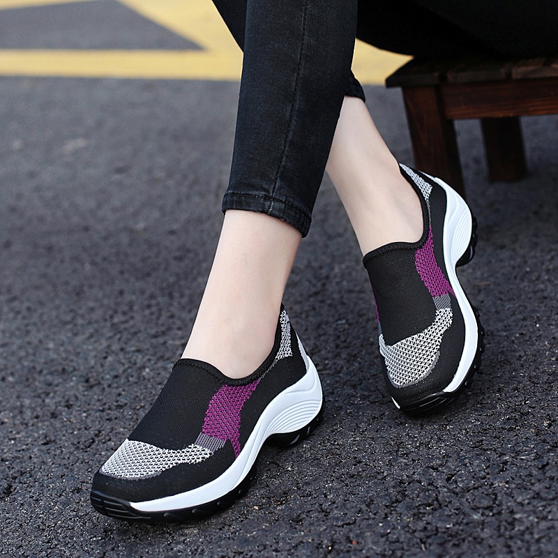 슬립온 락킹 슈즈 새로운 통기성 메쉬 신발 플러스 사이즈 엄마 야외 하이킹 신발 여성용 싱글 메쉬 캐주얼 운동화 여름