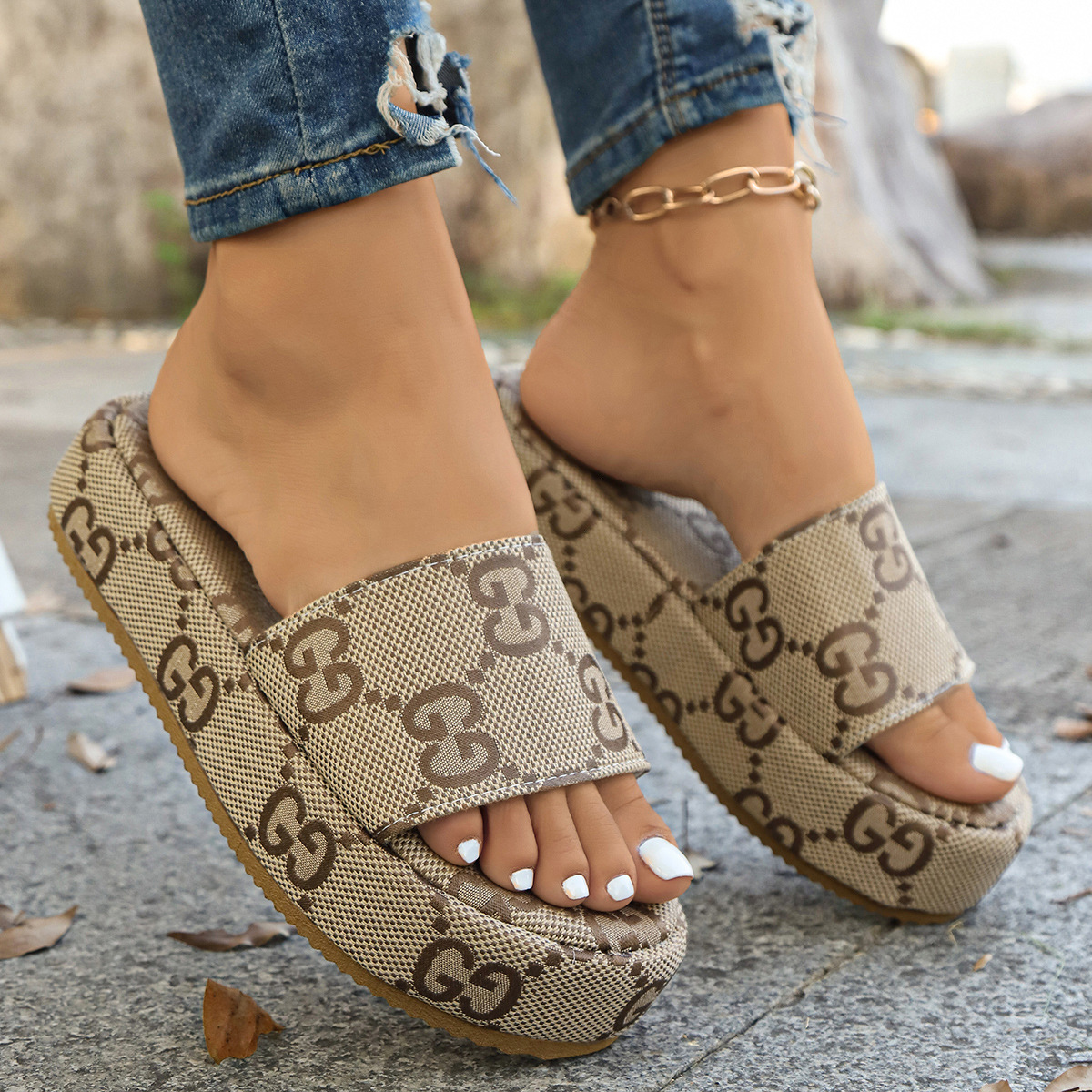 Zapatillas de suela gruesa de comercio exterior para mujer 2024 verano nuevo estilo europeo y americano de gran tamaño con estampado de letras sandalias y zapatillas de bizcocho de una palabra