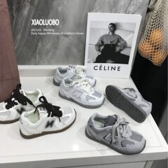 子供の靴の男の子の復古の徳の訓練の靴の2025夏の新型の女の子の百合のシングルネットの運動靴の学生のカジュアルシューズ