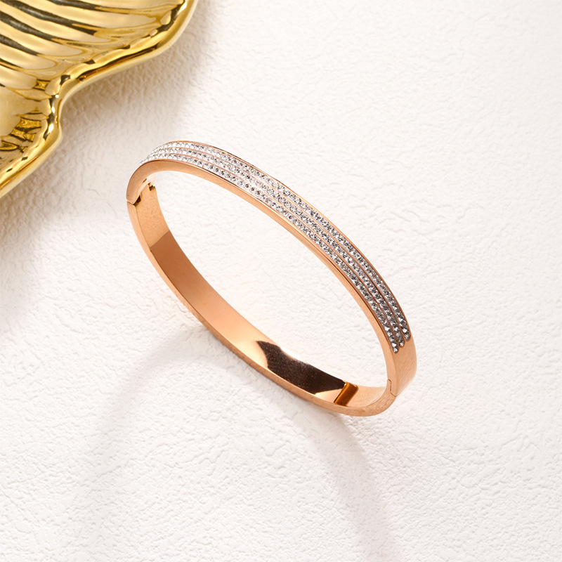 En stock fábrica directa Transfronteriza Popular electrochapado 18K pulsera de acero de titanio femenina personalidad no se desvanece moda nicho moda