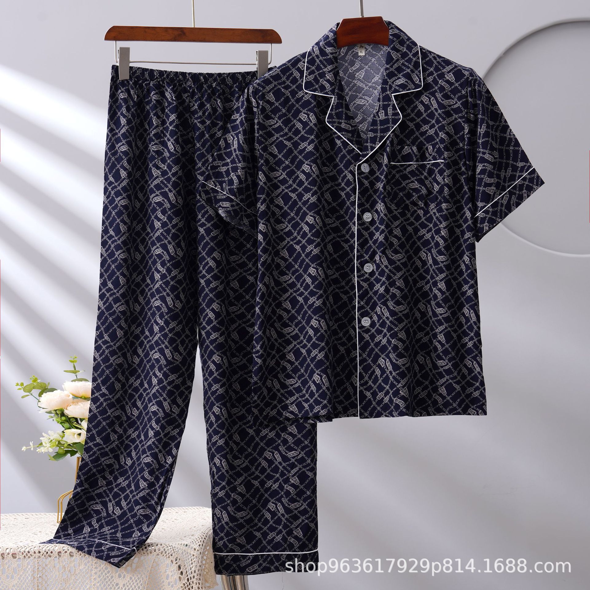 검정색 배경의 긴 체인