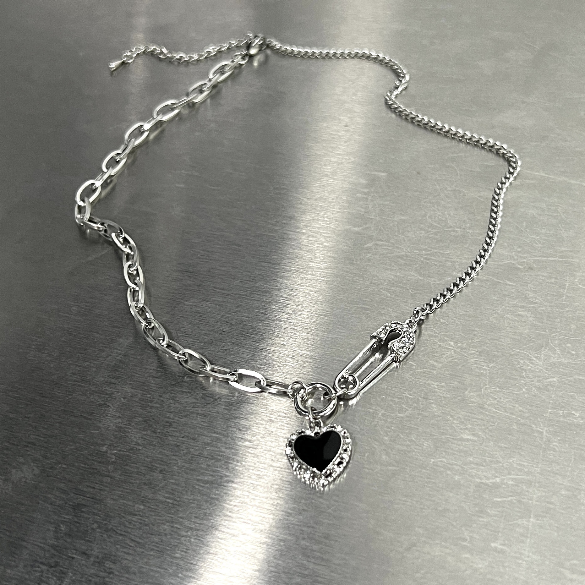 Collar de corazón negro con diamantes para mujer vintage_voghion.com