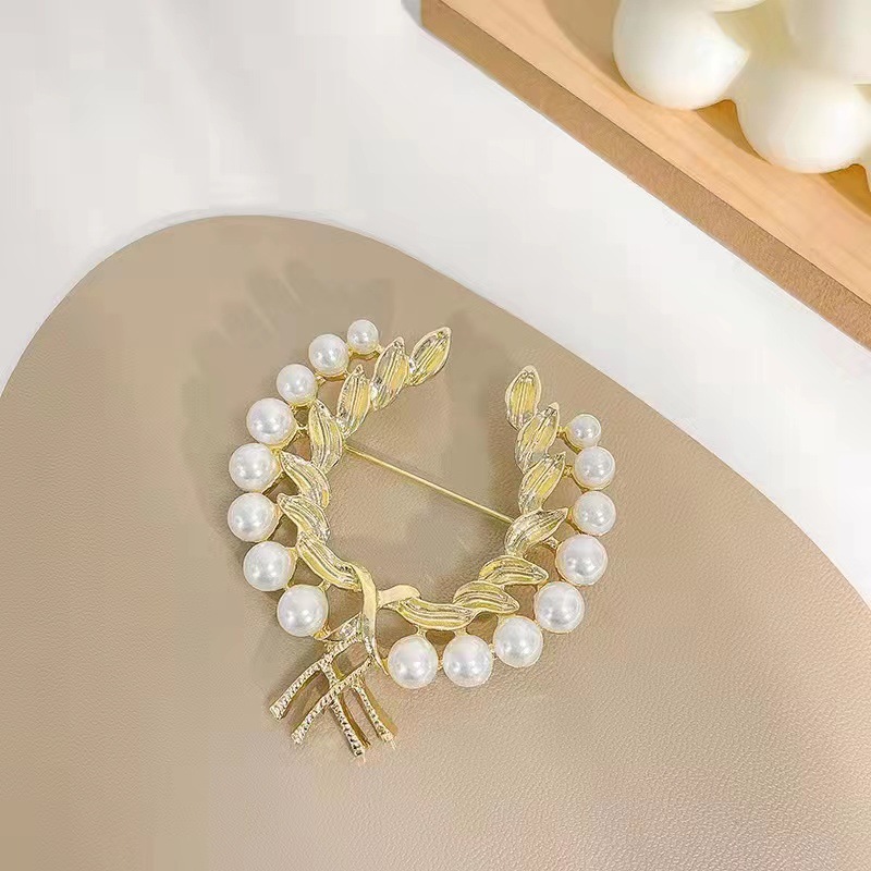 Retro Pearl Wheat Ears Women's High-End Silk Scarf Buckle Anti-Exposure Versatile Elegant Brooch Corsage Clothing Accessories