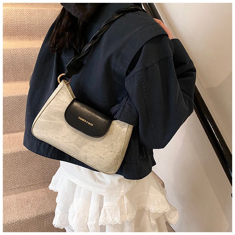 This year, new fashionable and trendy women's bags, casual crossbody underarm bags, commuting single-shoulder women's bags, and small square bags are in vogue undefined