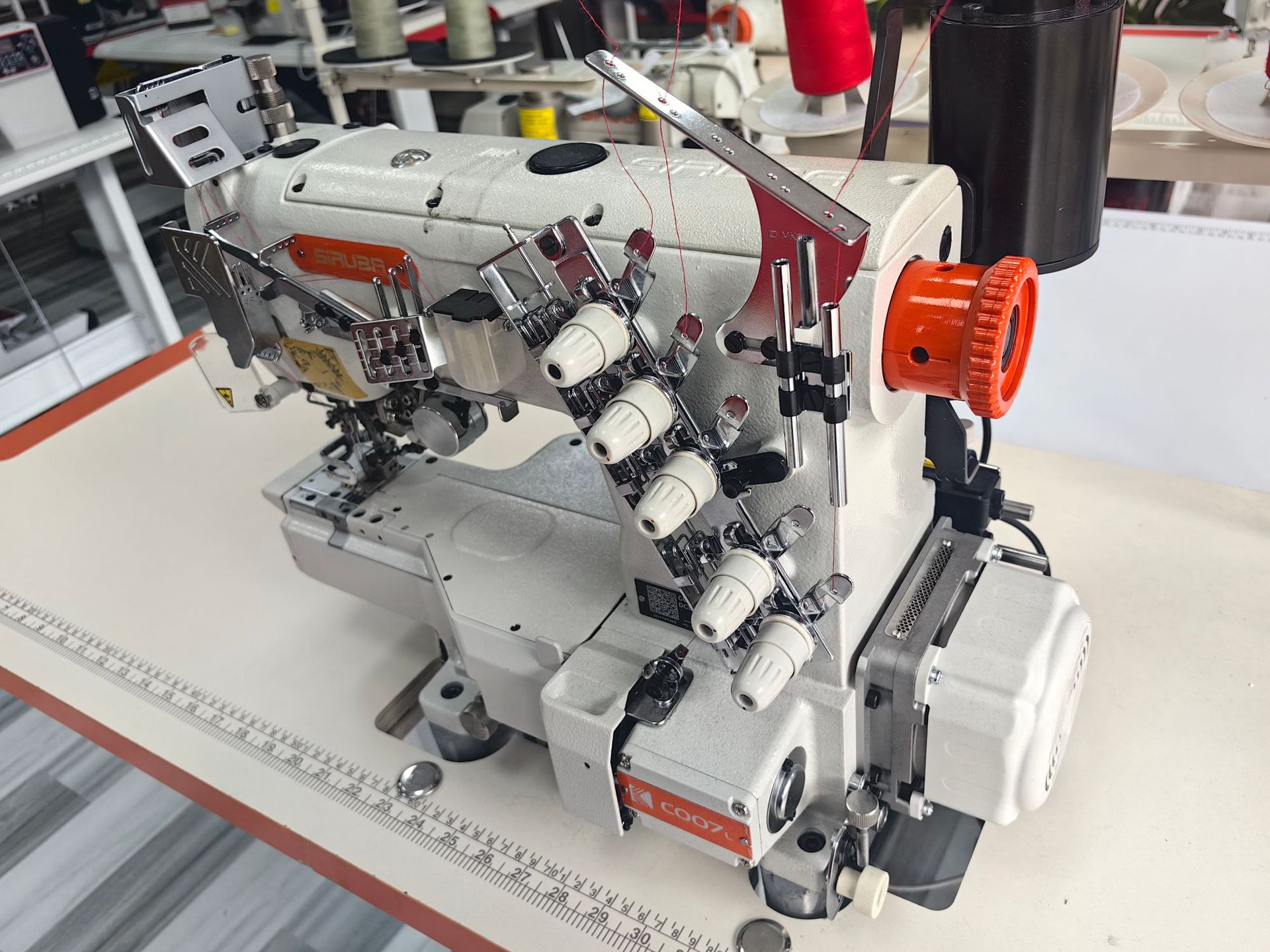 Fuente de alimentación directa Taiwán plata flecha máquina de coser tres aguja cinco hilo pequeña cabeza cuadrada máquina de coser