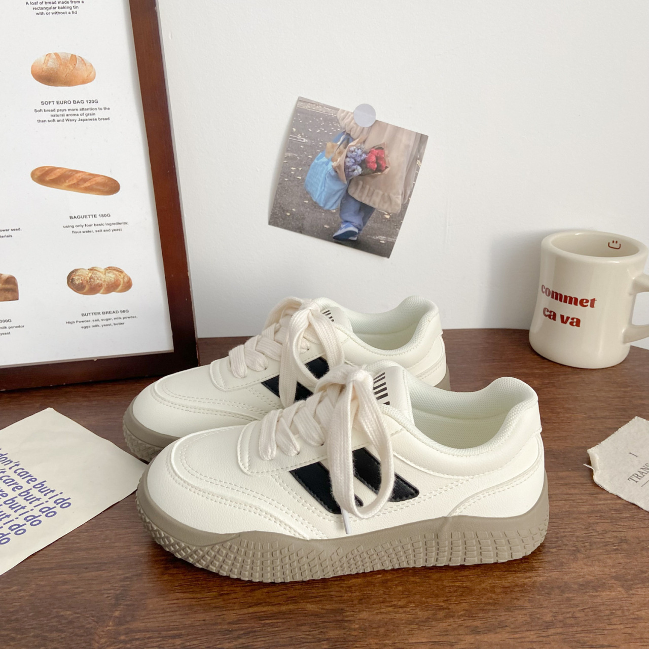 Zapatos blancos de suela gruesa de Dexun, otoño de 2025, nuevos zapatos de mujer de moda, nicho universal, zapatos de skate de altura baja para mujeres.