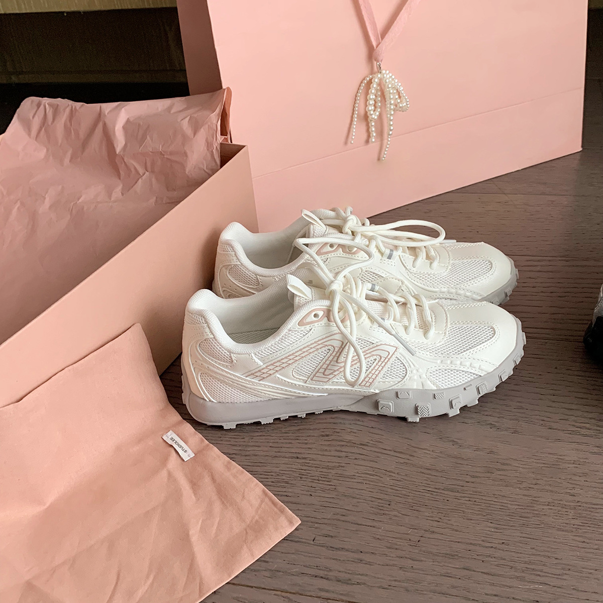 Versión de piel de vaca de la uva de la misma luz de la luna QiMeng redujo la edad de la perla arco de lazos casuales zapatos de entrenamiento de mujeres