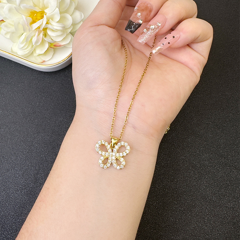 Collar de mariposa de diamantes huecos de oro de arena vietnamita