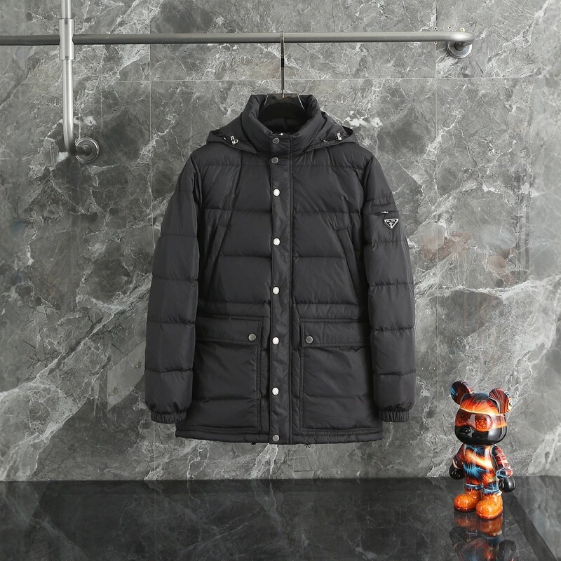 High-quality P brand 25SS autumn/winter new collection: long down jacket with a stand-up collar, a classic design, lightweight, fluffy, and warm High-quality P brand 25SS autumn/winter new collection: long down jacket with a stand-up collar, a classic design, lightweight, fluffy, and warm