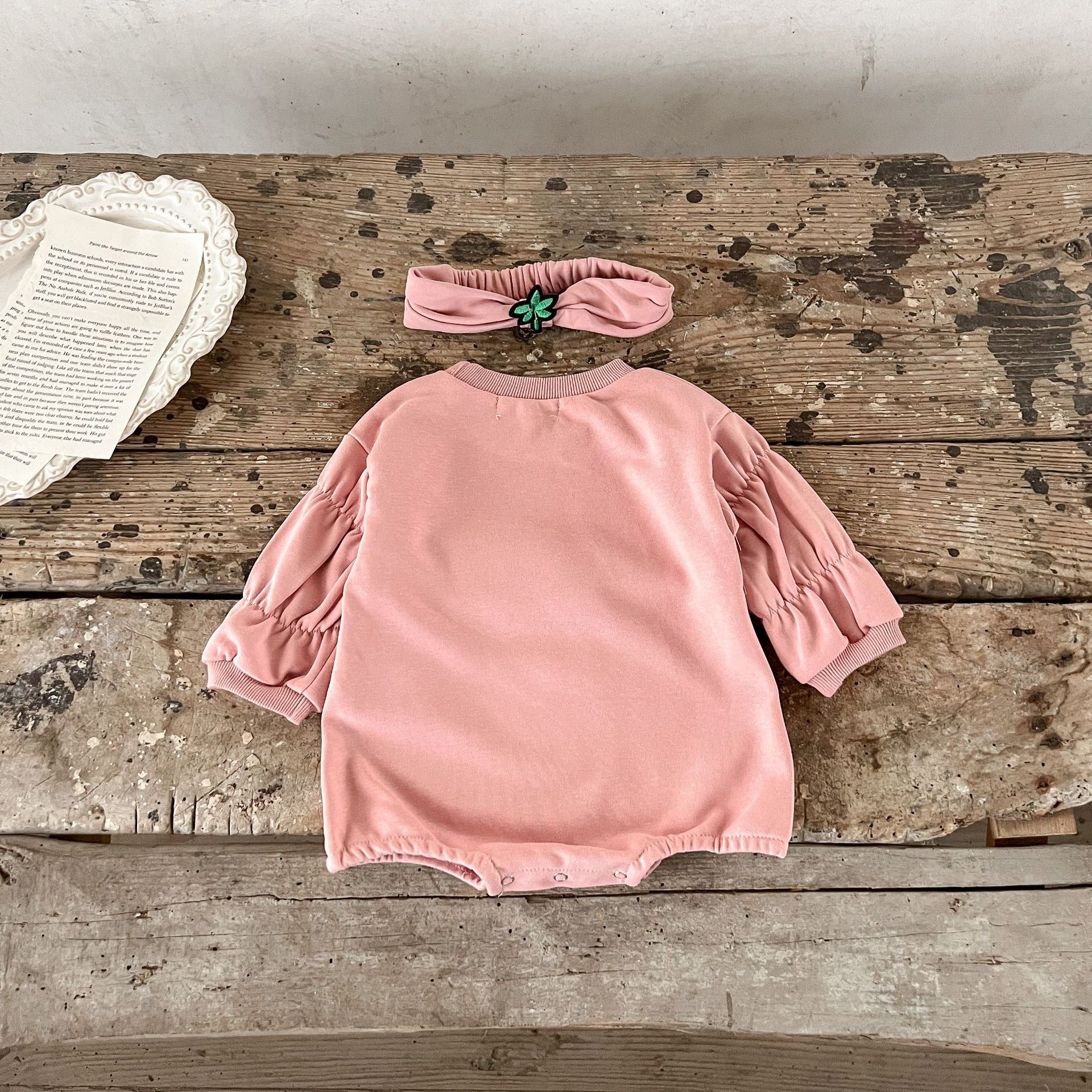 INS estilo coreano niñas bebé algodón suéter fresa bordado puff manga mameluco con pañuelo moda