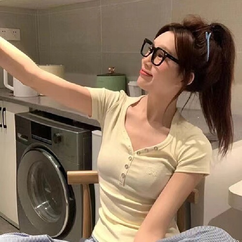 Pure Desire V-neck Short Sleeve T-shirt for Women - Summer 2025 New Arrival with Square Shoulder Design, Chic and Unique, Fitted and Slimming Short Top
